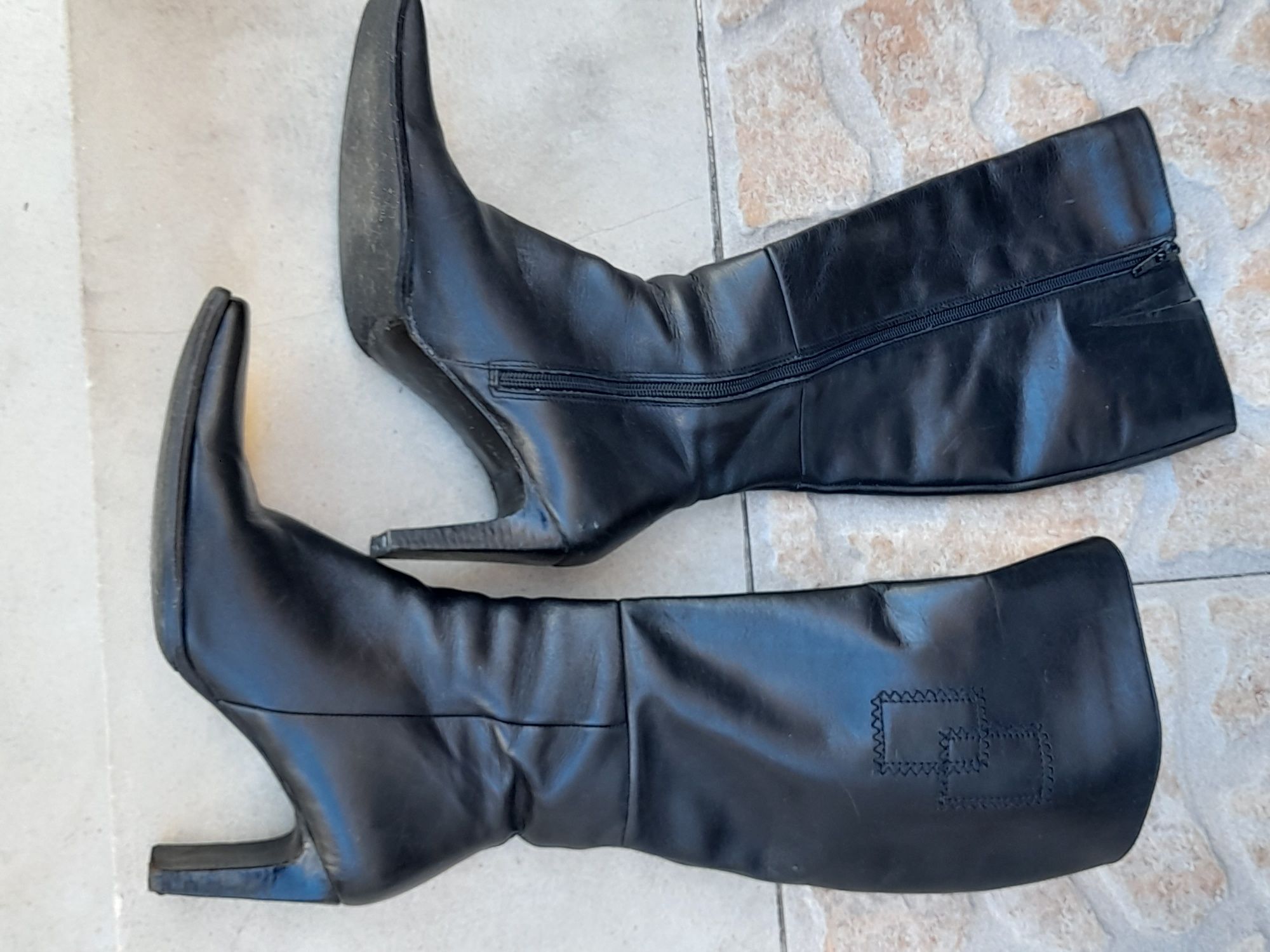 Botas em pele, cano alto, tam 38