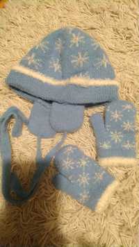 Голубые со снежинками шапочка и варежки. Для девочки 1-3 года.