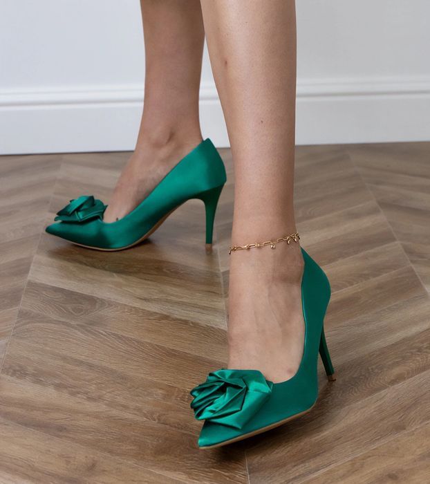 Zielone czółenka satynowe z kwiatkiem Klerita