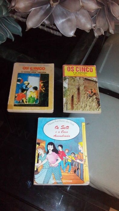 3 livros antigos de Enid Blyton: 2 livros OS CINCO e 1 livro OS SETE