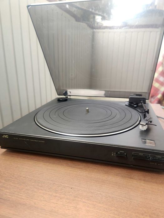 Проигрыватель винила JVC AL-E31BK.