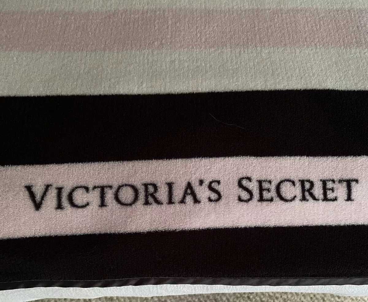 Мягенький пледик Victoria's Secret в подарочном пакете