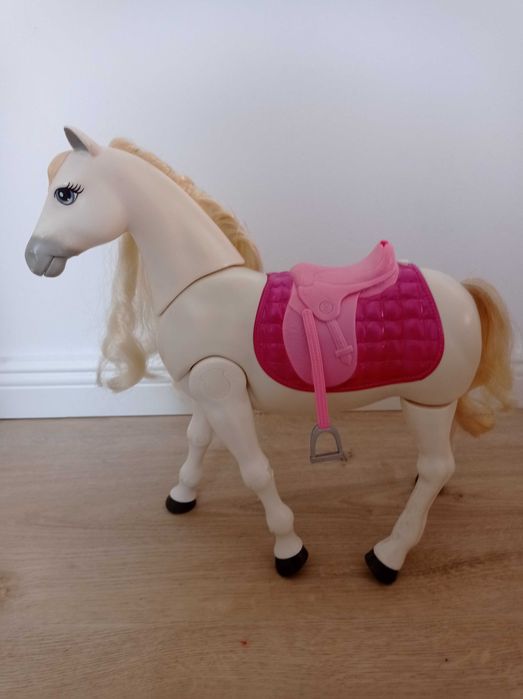 Koń interaktywny Barbie chodzi