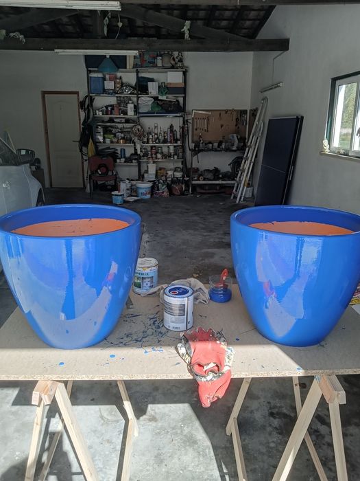 Vendo vasos em barro pintados á mão.