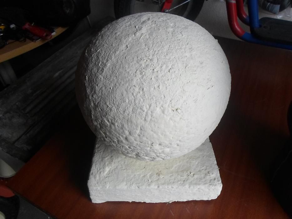 bola ou esfera ornamental em cimento ou em fibra