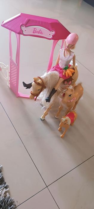 Barbie z chodzącym koniem interaktywny zestaw