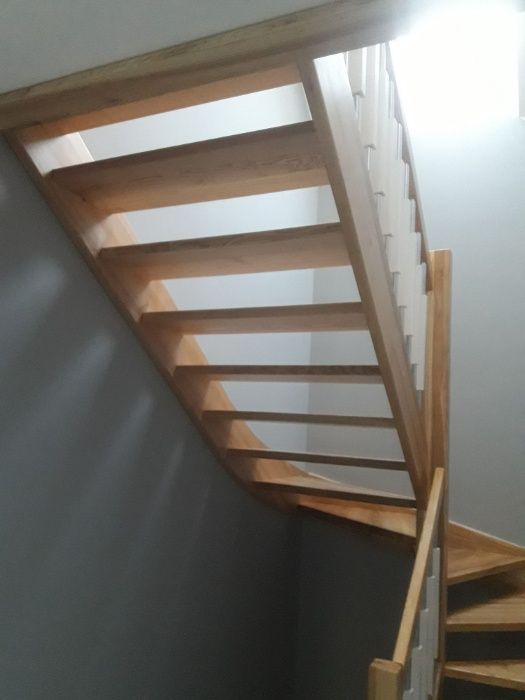 SCHODY AŻUROWE samonośne drewniane producent montaż jesion buk