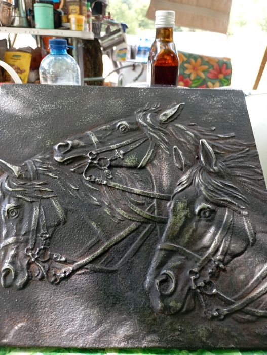 Konie żeliwna płaskorzeźba.