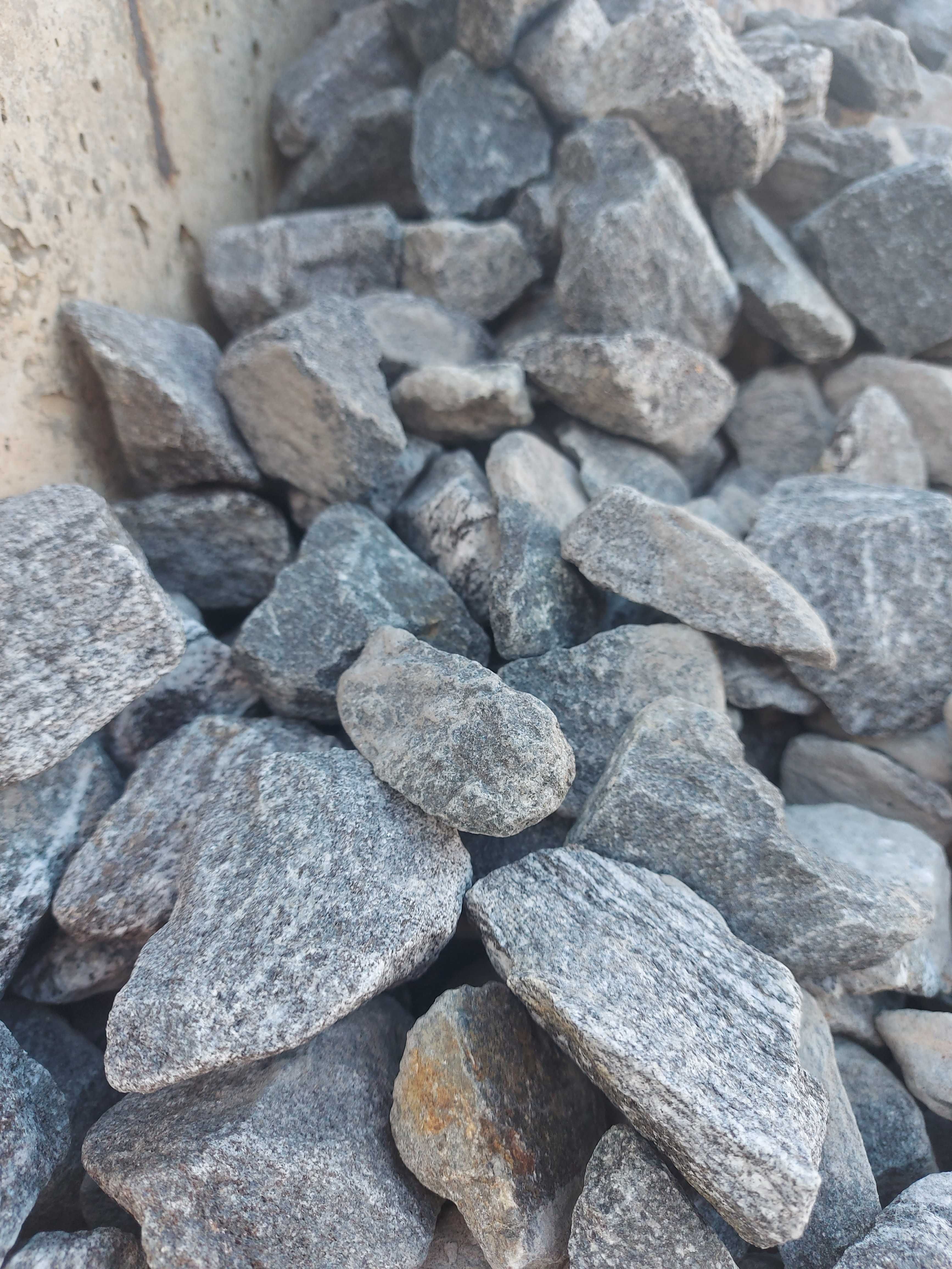 Do gabionów, kamienie granitowe 32-63 mm