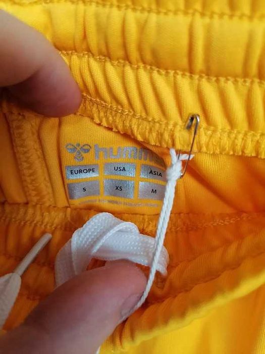 Żółte spodenki sportowe Rozmiar S Hummel