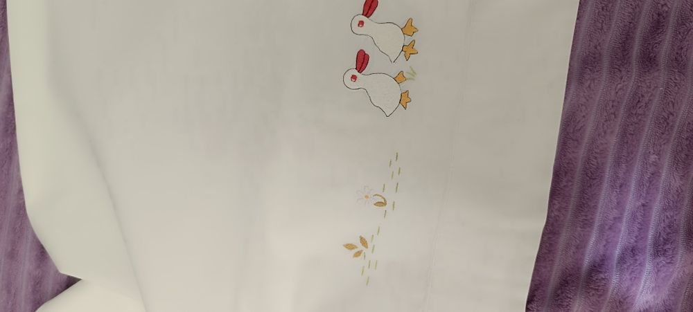 Lençol para cama de criança com patos e flores bordados