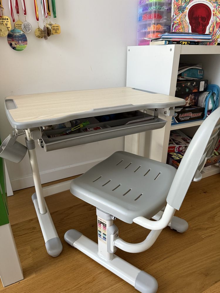 Biurko i krzesło fun desk regulowane nachylane dziecko dziecięce