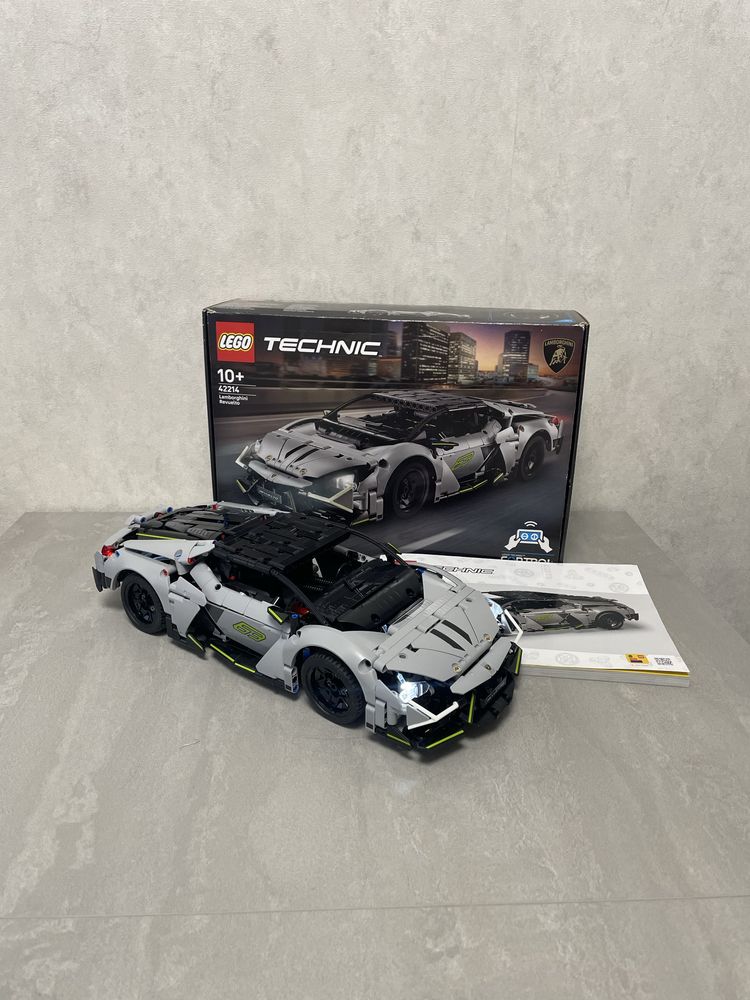 Lego Technic 42214 Lamborghini Revuelto на управлении