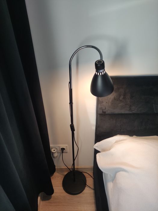Lampa stojąca czarna