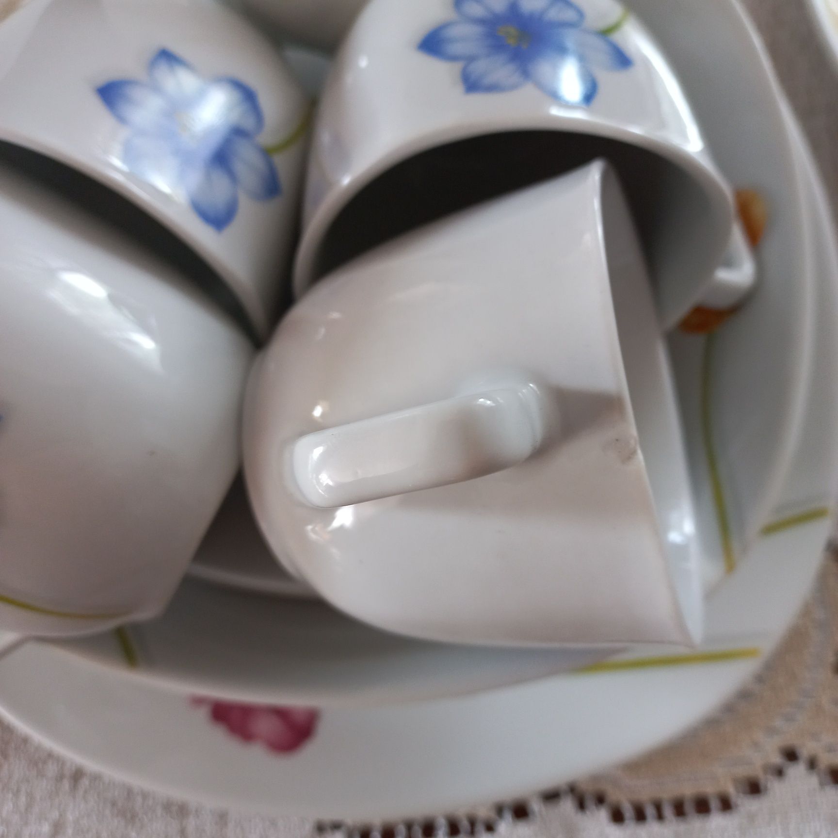 Zestaw talerzy lplus filiżanki porcelana w kwiaty