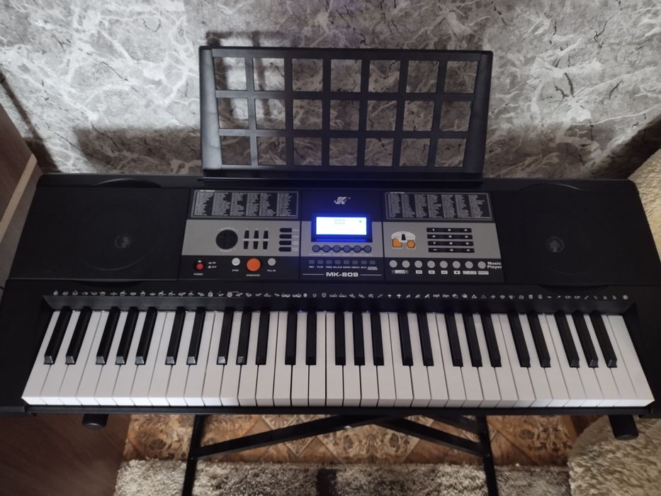Синтезатор майже новий