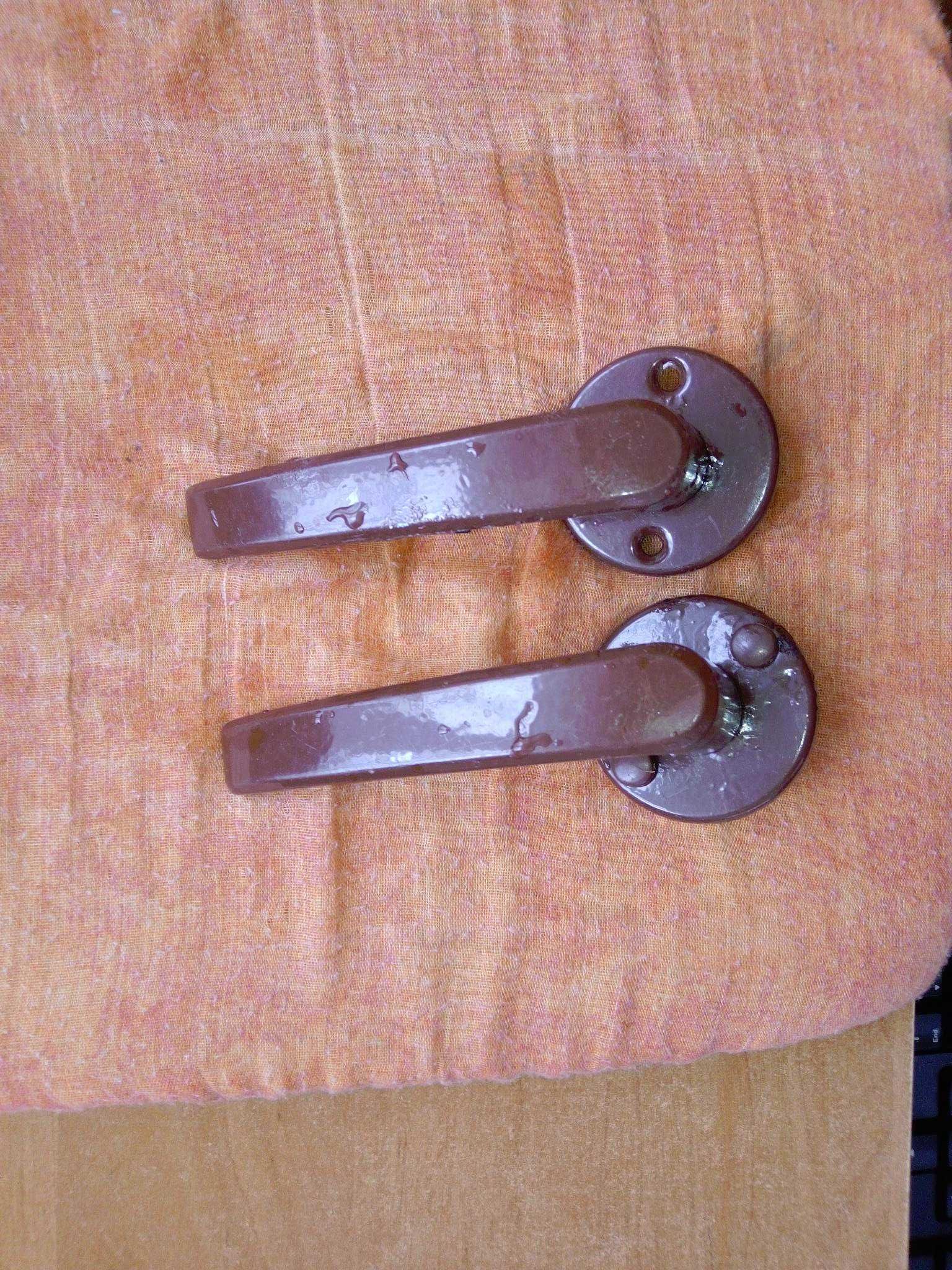 Klamka drzwiowa z szyldem rozetą metalowa brązowa komplet 2 sztuki