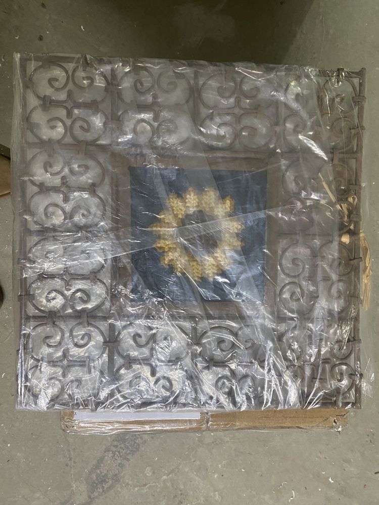 Moldura em ferro forjado e arraiolos