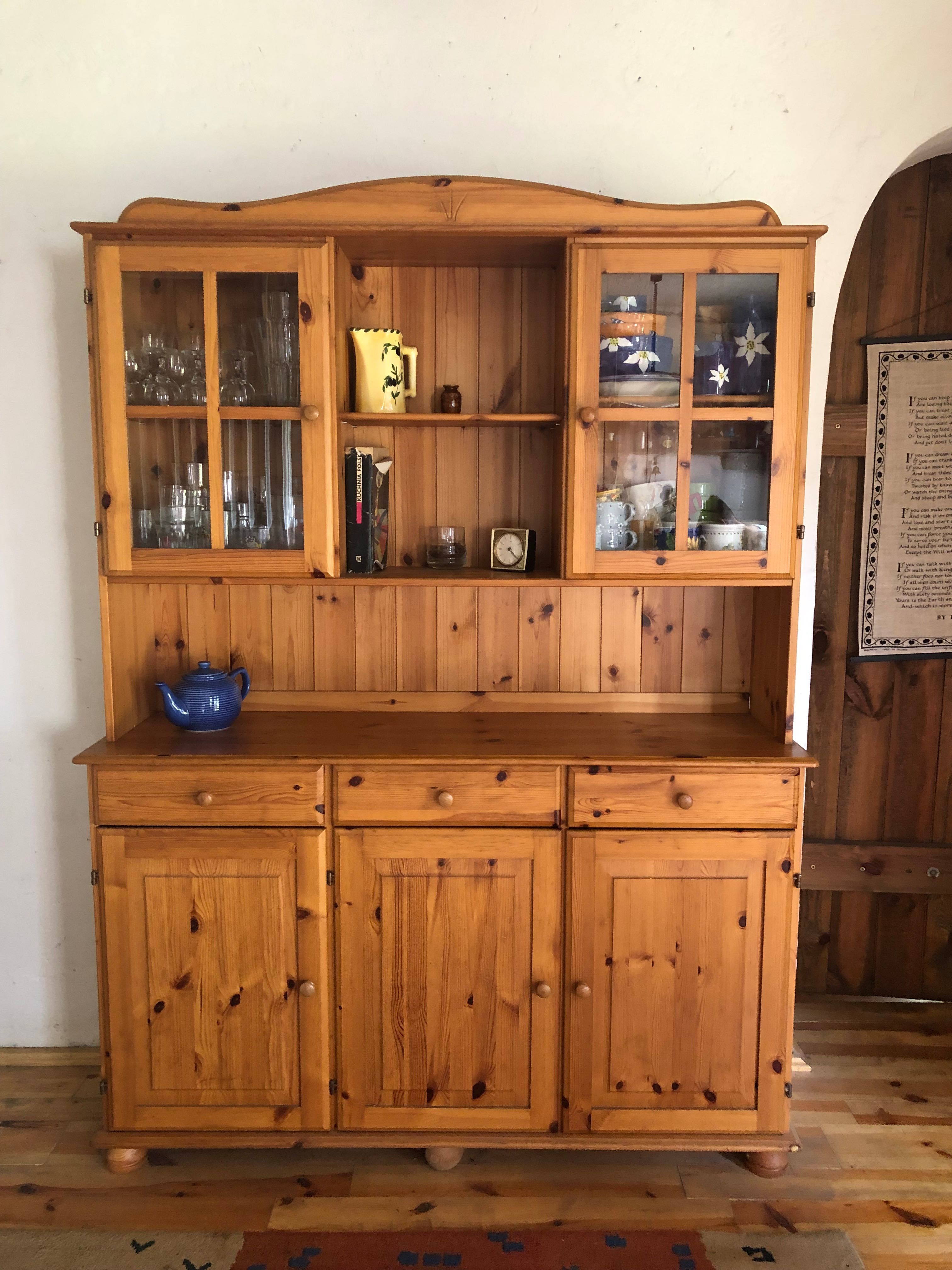 Sosnowy kredens do kuchni – lekki, funkcjonalny
