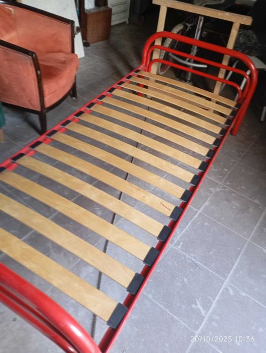 Cama de ferro vermelha