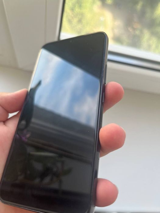 Samsung s22  мелкое недо пятно