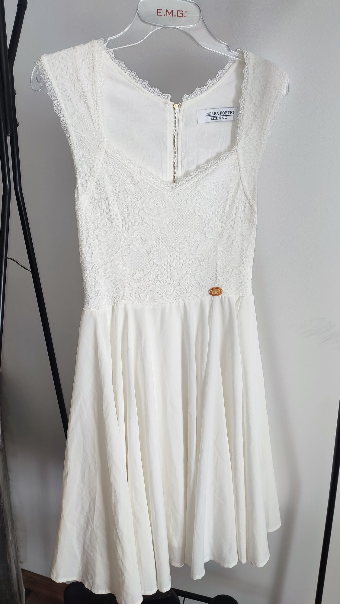 Piękna biała koronkowa sukienka Chiara Forthi S
