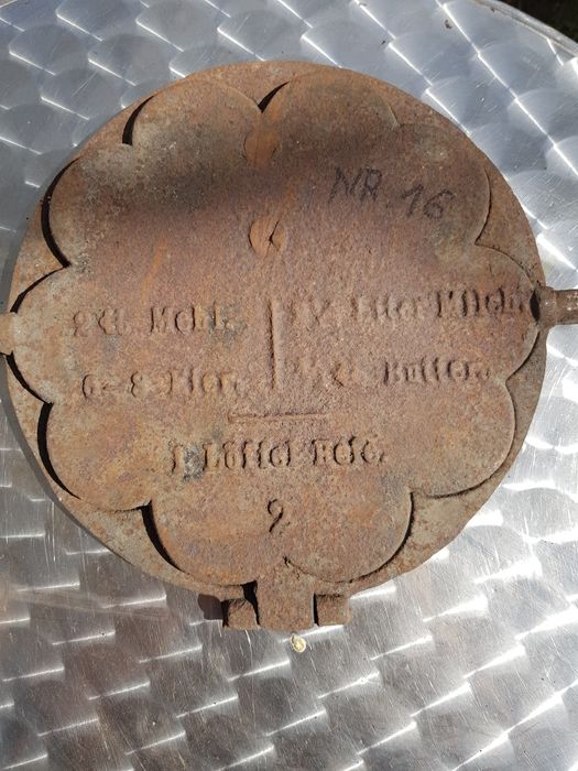 Nr16.Poniemiecka,przedwojenna, żeliwna gofrownica na piec,ogień