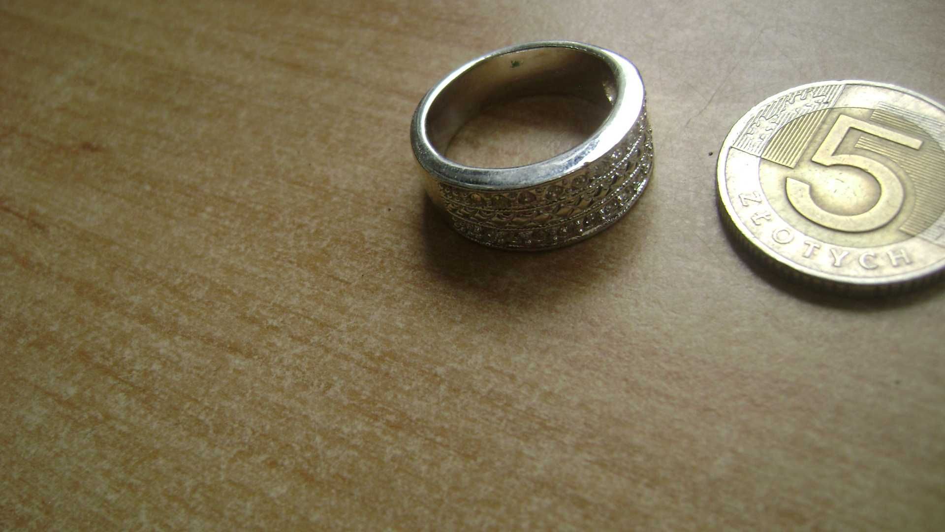 Starocie z PRL - Biżuteria = Sygnet damski miedziany srebrzony 17mm