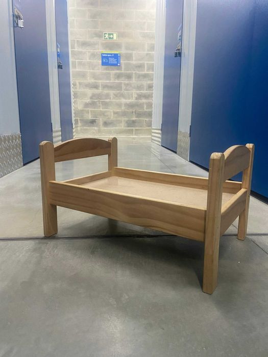 Cama de madeira para Nenuco.