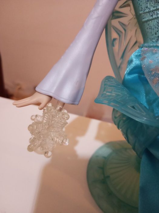 Brinquedos: Elsa Frozen Reino do Gelo inclui pilhas