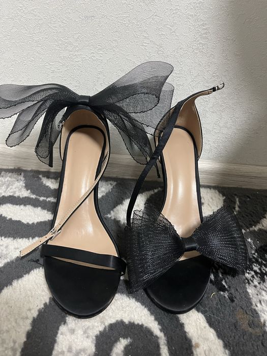 Босоножки с бантиками на каблуке