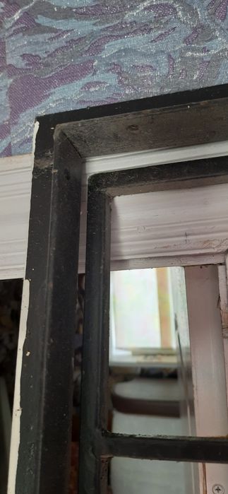 Решетка на двери с лудкой.