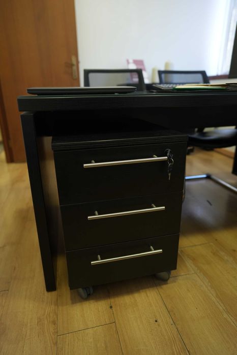 Mobiliário para escritório com blocos de gavetas e armários de apoio