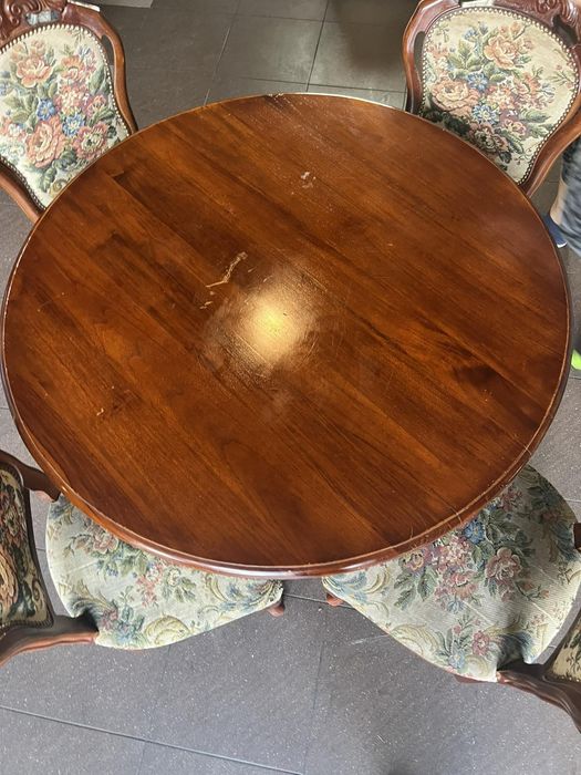 Stół z 4 krzesłamo w stylu ludwikowskim