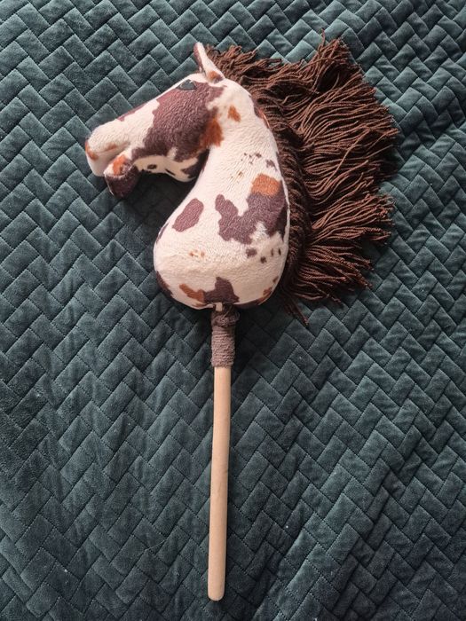 Hobby horse srokaty brązowy koń na kiju A4