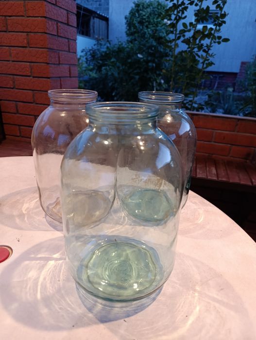 Продам 3-х литровые банки в хорошем состоянии.