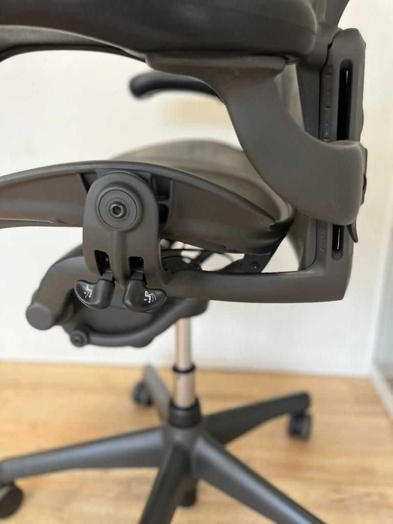 Opção completa Herman Miller Aeron remodelada, com suporte lombar