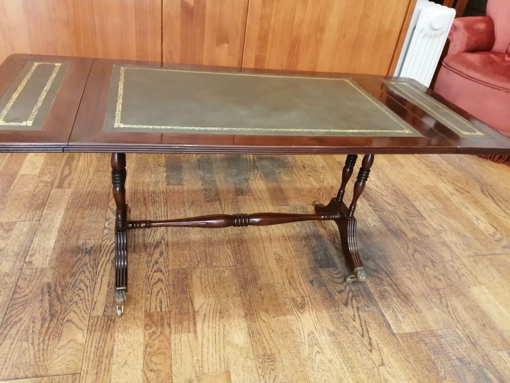 Mesa de centro em mogno e pele