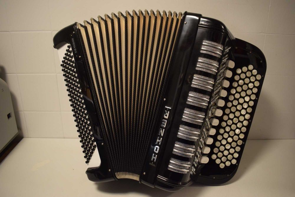Acordeao Hohner Riveira IV S. 4 voz 120 baixos N 341
