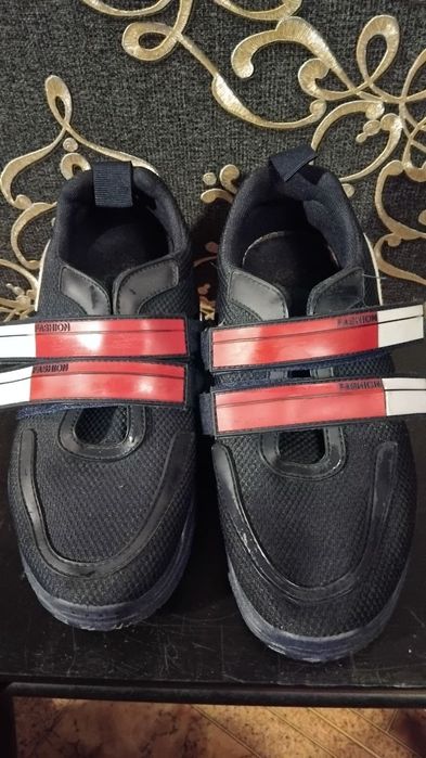 Женские кроссовки и ботфорды