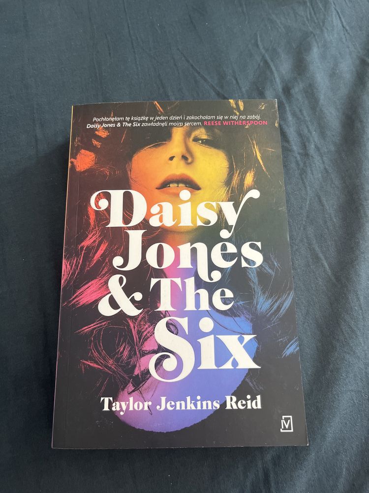 książka „daisy jones & the six”