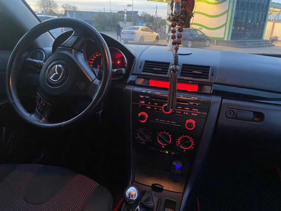 Мазда 3 . Хатчбек . 2005 рік 1.6 безин