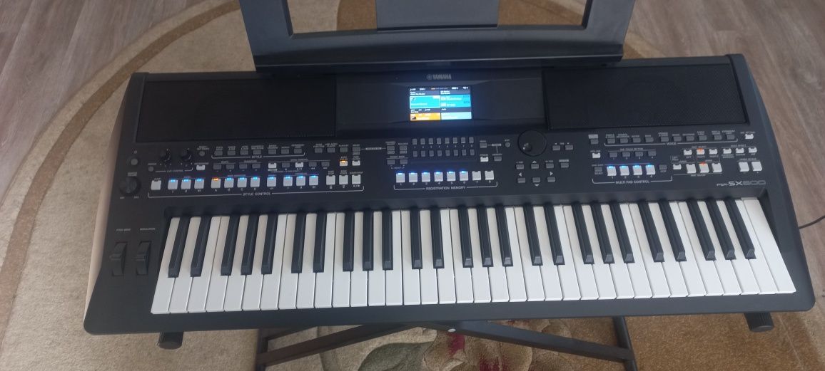 Синтезатор YAMAHA PSR-SX600.