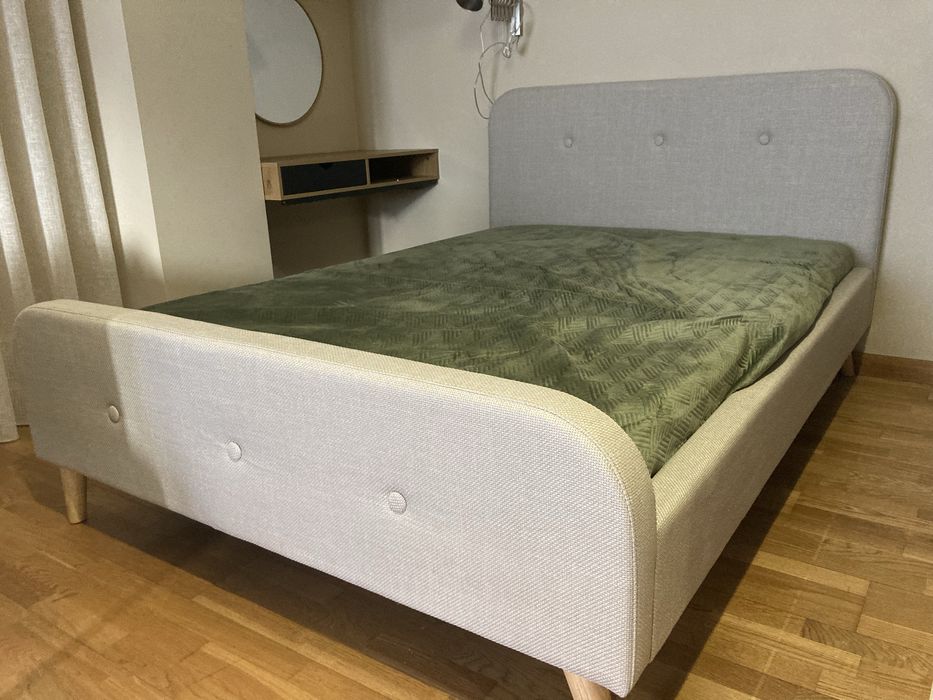 Cama em estado novo a estrear