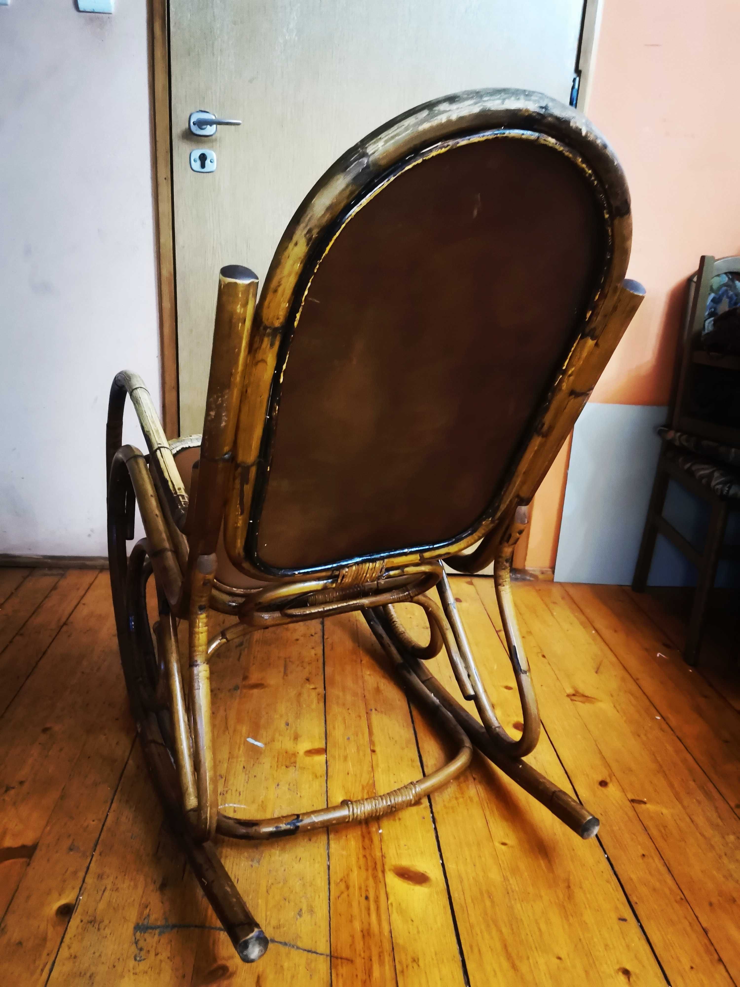 Duży fotel bujany z bambusa rattanu
