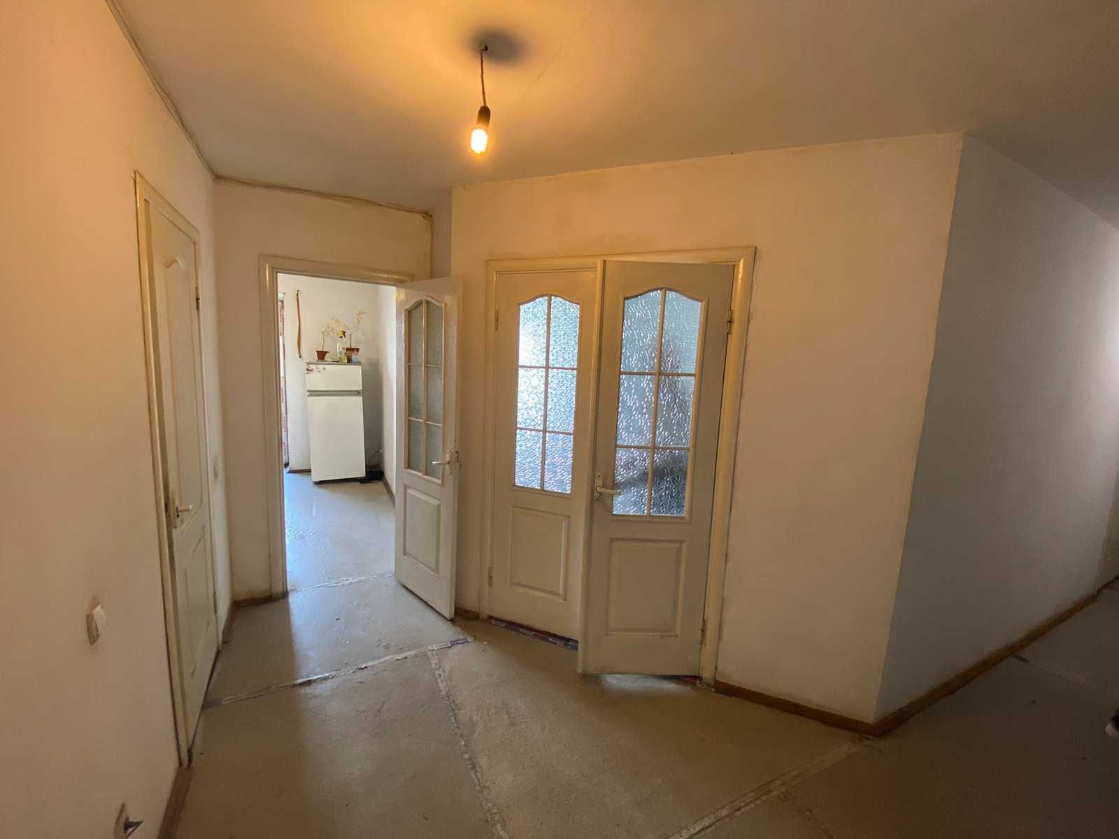 Продаж 3к квартири 80 кв. м на вул. Антонова Олега 27