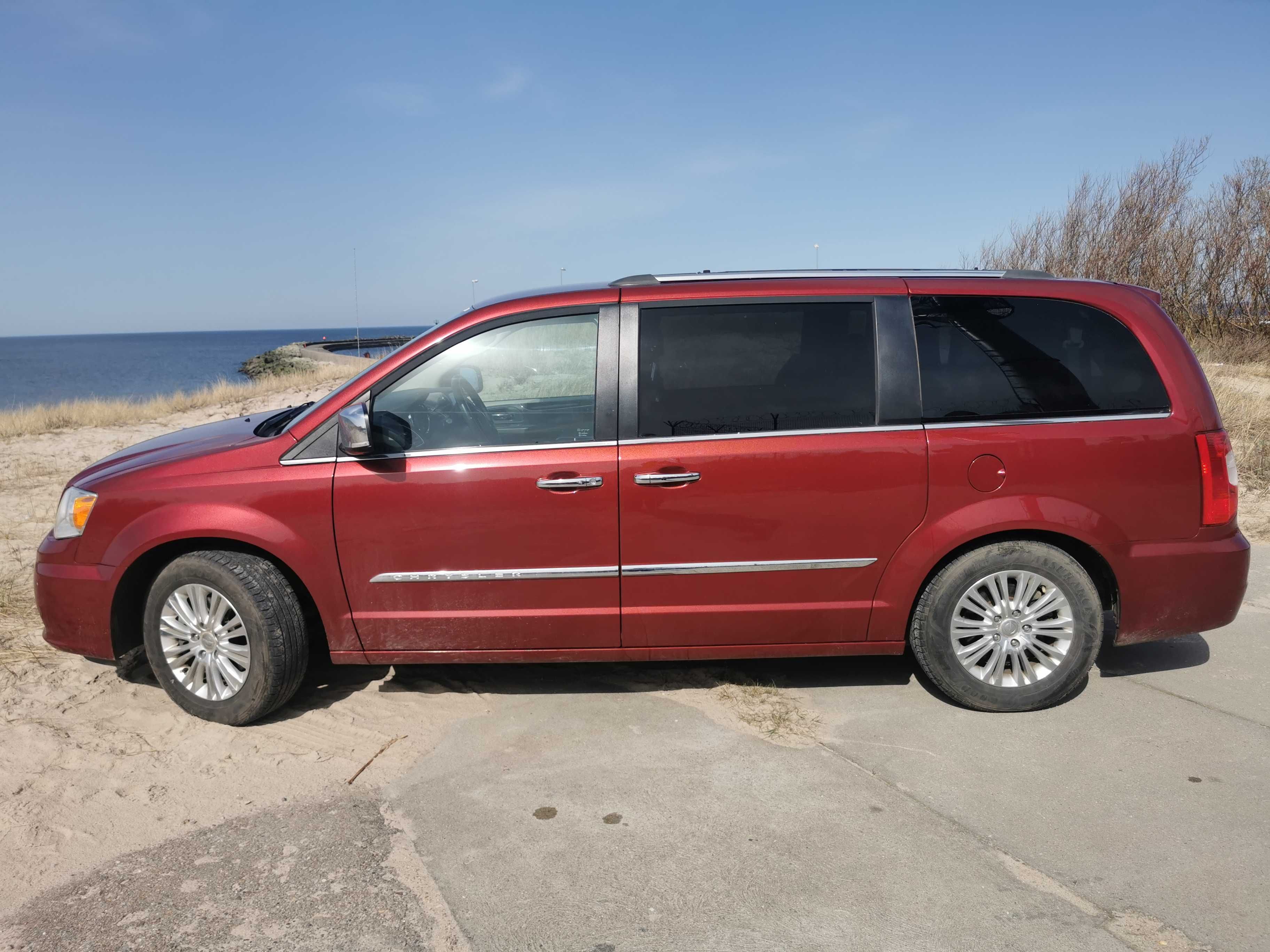 Chrysler Town & Country Limited -b bogata wersja - wiśniowy