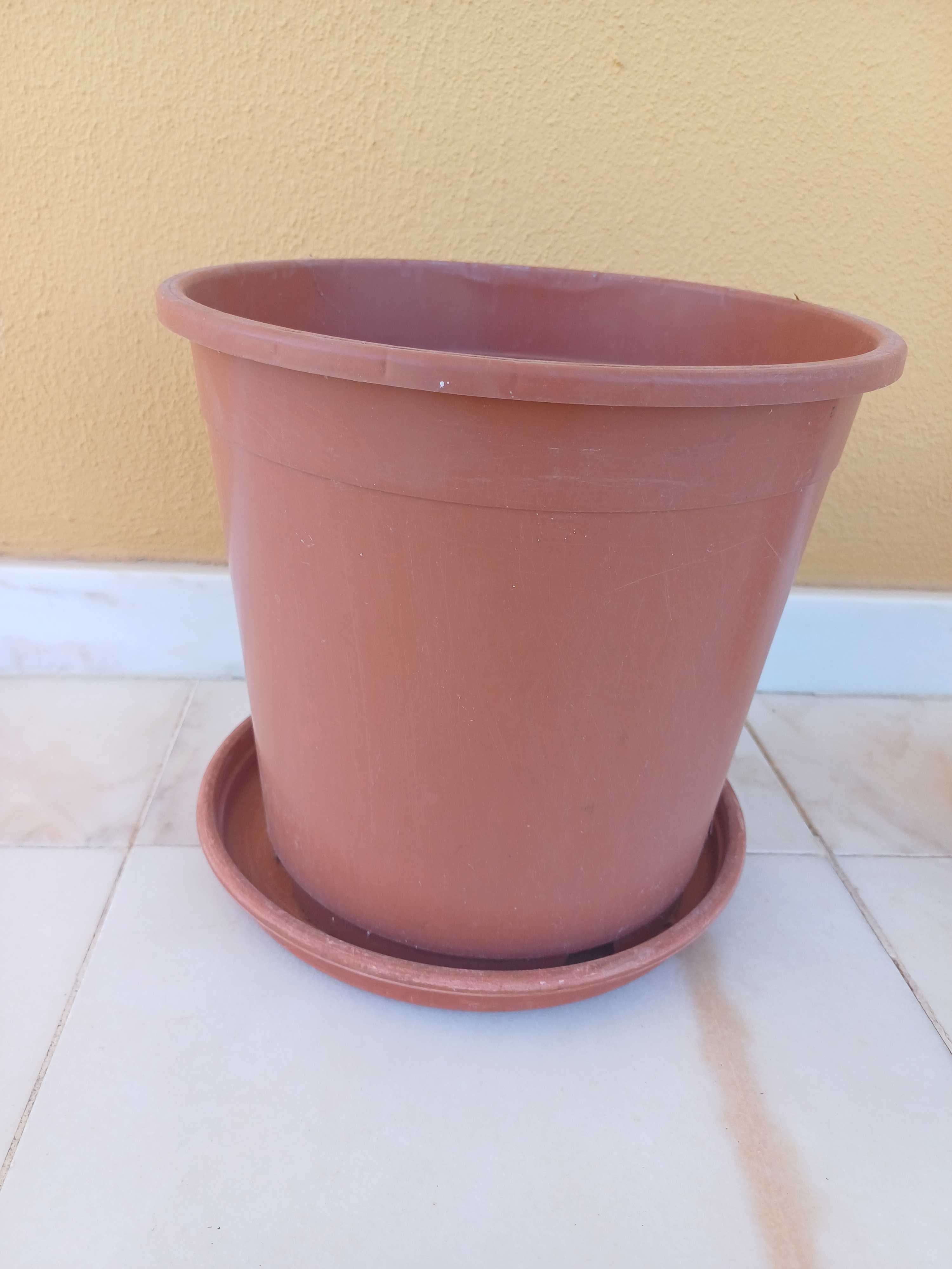 Vasos Barro e Plástico