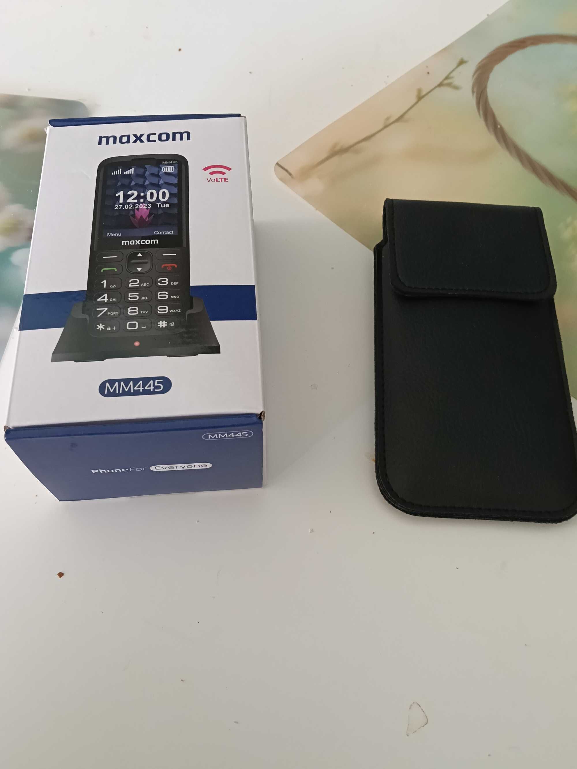 Sprzedam telefon Maxcom wraz z pokrowcem cena 260