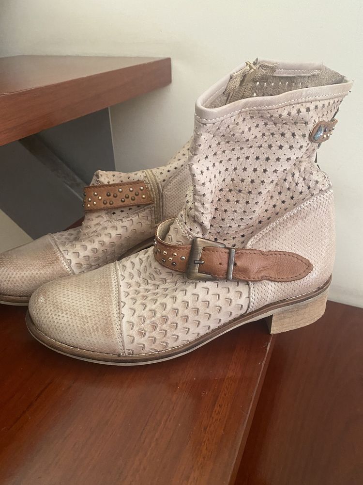 Bota de cano de pele beige